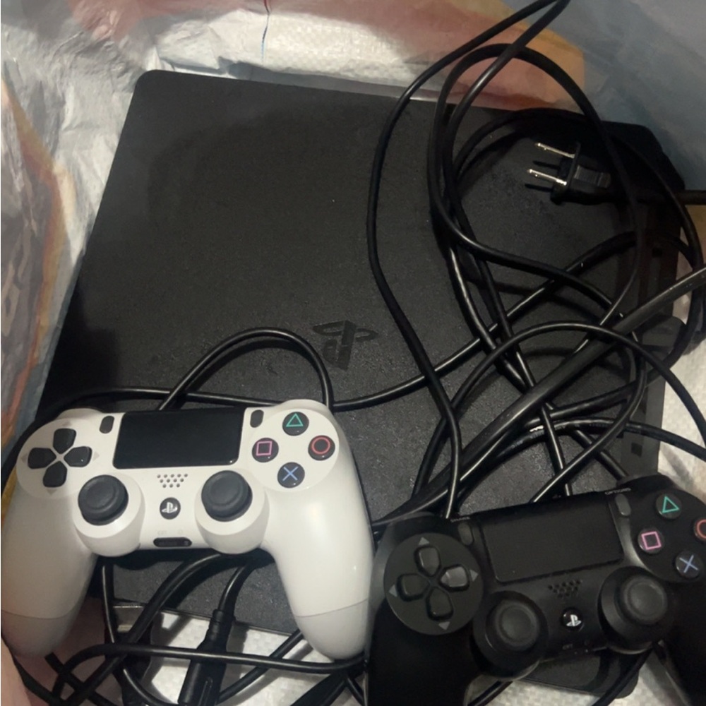 Ps4 with 2 controllers and all cables